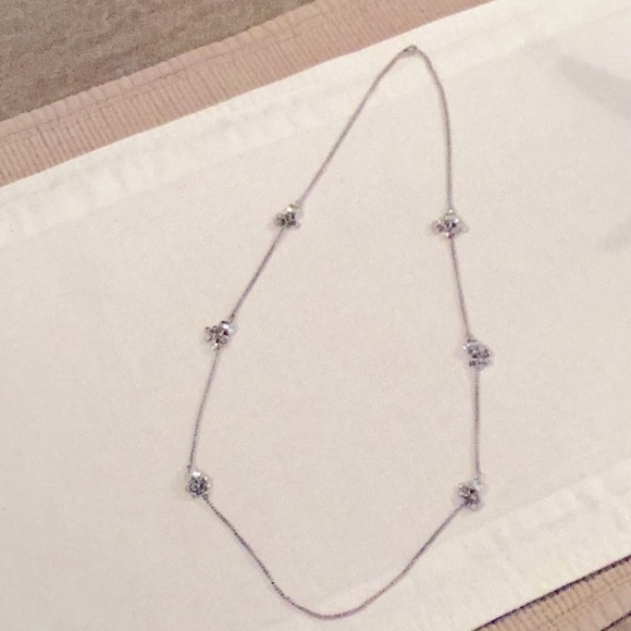 Simple design with bling necklace in silver tone - Picture 3 of 3